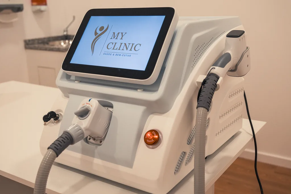 Máquina de depilação a laser sobre a bancada, com o logótipo da clínica no ecrã