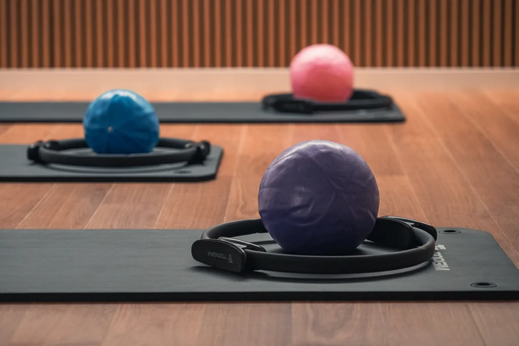 Tapetes, bolas e anéis de pilates no estúdio